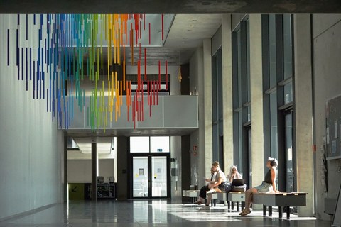 Studierenden beim digitalen Lernen auf dem Campus TUD