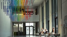 Studierenden beim digitalen Lernen auf dem Campus TUD