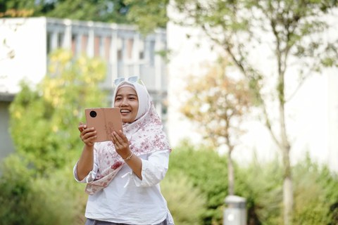 Studierenden beim digitalen Lernen auf dem Campus TUD