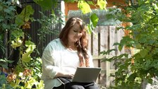 Studierenden beim digitalen Lernen auf dem Campus TUD