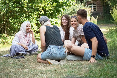 Studierenden beim digitalen Lernen auf dem Campus TUD