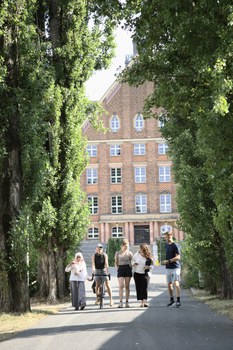Studierenden beim digitalen Lernen auf dem Campus TUD