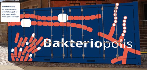 Abgebildet ist ein blauer Überseecontainer mit rot-weißen Stäbchenbakterien, in dem sich die Wanderausstellung "Bakteriopolis" befindet.