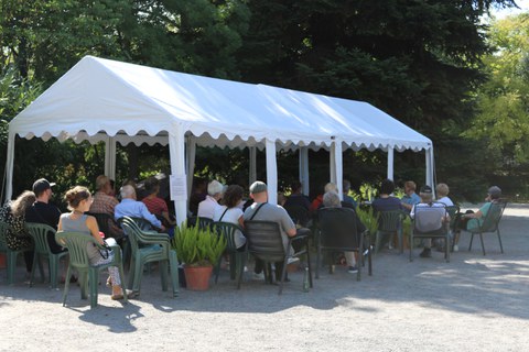 Publikum unter Pavillons
