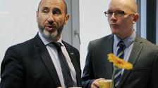 Sprecher Prof. Hurtado mit Doktorandensprecher Nick Pruditsch