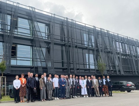 Gruppe vor Entwicklungszentrum