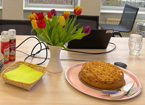 Ein Blumenstrauß und Kuchen zur Begrüßung