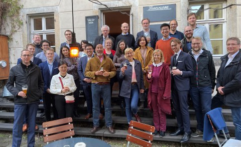 Gruppenfoto des Graduiertenkollegs vor dem Restaurant