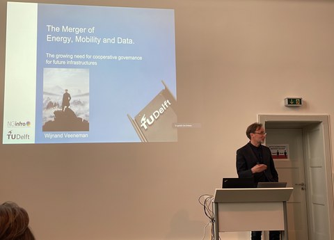 Doktor Veeneman von der technischen universität Delft während seiner Präsentation
