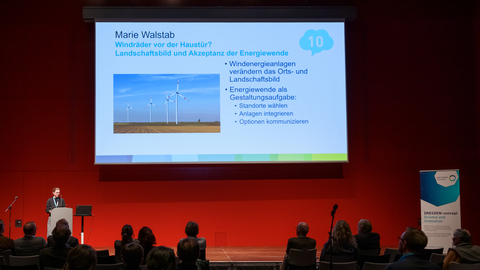 Kollegiatin Marie Walstab bei ihrer Präsentation zu ihrem Forschungsprojekt.