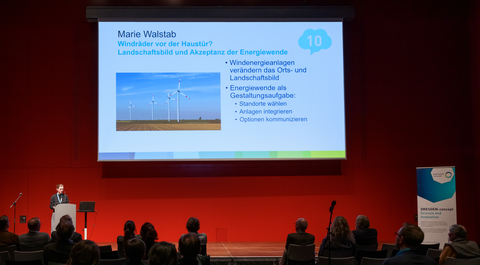 Kollegiatin Marie Walstab bei ihrer Präsentation zu ihrem Forschungsprojekt.