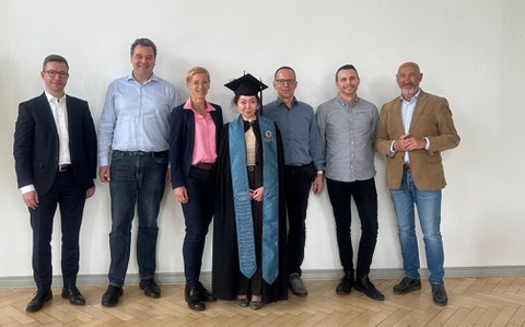 Doktorin Zarina Chokparova mit Doktor Anna Martius und ihren Betreuern.