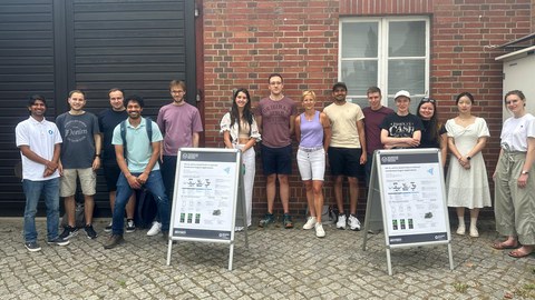 Die Kollegiatinnen und Kollegiaten des Graduiertenkollegs vor dem Jante-Bau