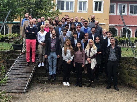 Gruppenbild der Doktorandinnen und Doktoranden, Sprecher und der Geschäftsführerin des Graduiertenkollegs