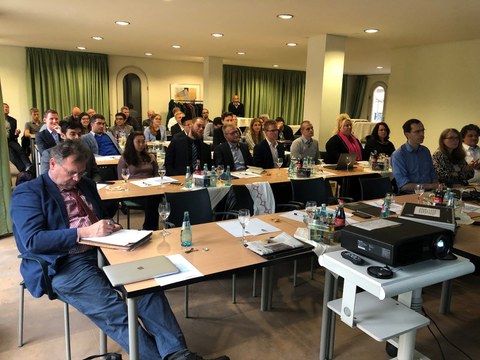 Zuschauer in einem Tagungsraum die einem Vortrag zuhören