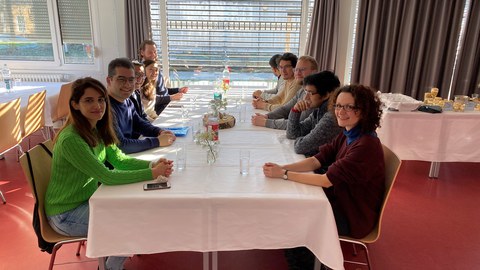 Die Doktoranden zum Buffet der Lehrküche