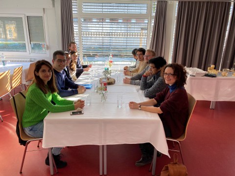 Die Doktoranden zum Buffet der Lehrküche