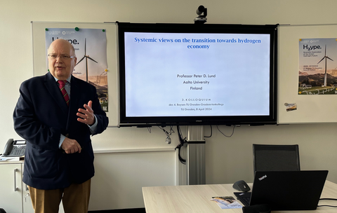 Professor Peter Lund von der Aalto Universität Finnland bei seinem Vortrag