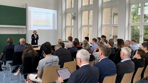 Professorin Rösen Wolff bei der Begrüung zum Workshop Energie und Nachhaltigkeit an der Technischen Universität Dresden