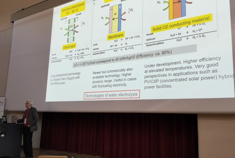 Senior-Professor Reinhard Zellner von der Universität Duisburg Essen bei seinem Vortrag.