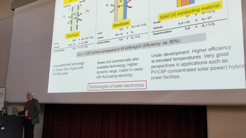Senior-Professor Reinhard Zellner von der Universität Duisburg Essen bei seinem Vortrag.