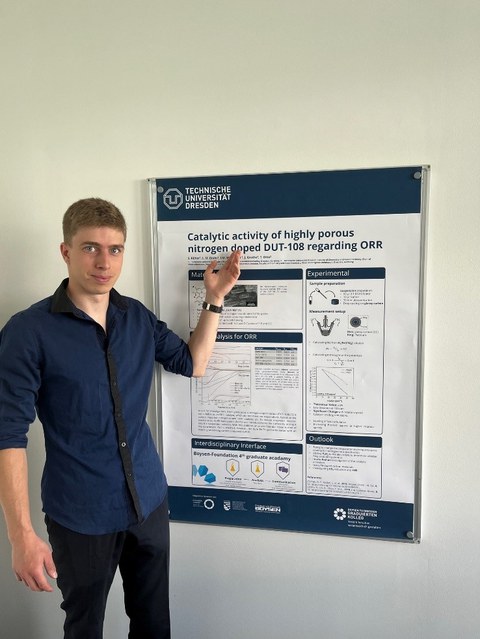 Doktorand Stefan Röher mit seinem Poster