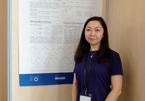 Kollegiatin Zarina Chokparova präsentiert ihren Posterbeitrag auf der Konferenz