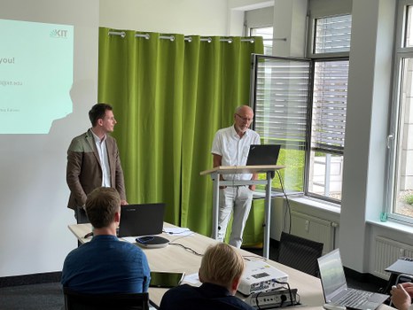 Doktorand Björn Verse und Professor Armin Grundwald