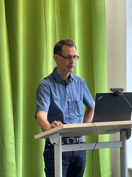 Professor Jens Schippl während seines Vortrags