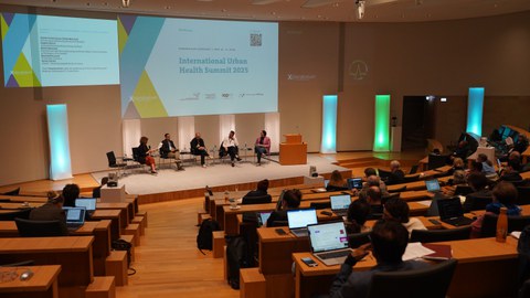 Das Bild zeigt fünf Personen bei der International Urban Health Summit 2025 Konferenz in Hannover