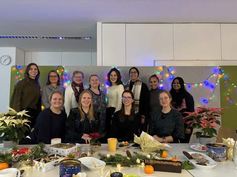 Das Bild zeigt das SGB Team zu Weihnachten 2025