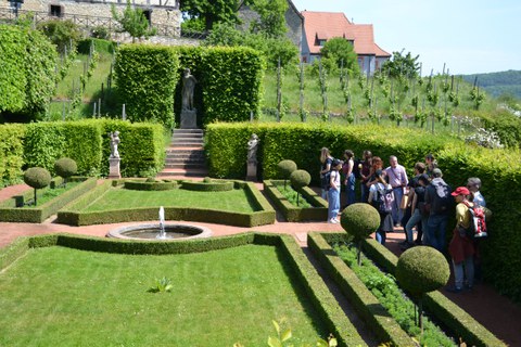 Exkursionsgruppe im Garten der Dornburger Schlösser.