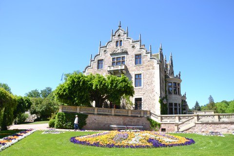 Schloss Altenstein mit Blumenbeet.
