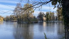 Blick vom Dammweg über die Insel zum Schloss.