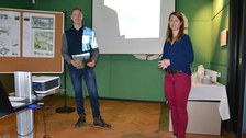 Foto zeigt die Präsentation einer Arbeit eines Studenten.