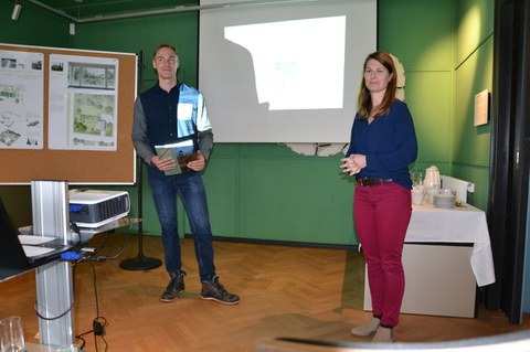 Foto zeigt die Präsentation einer Arbeit eines Studenten.