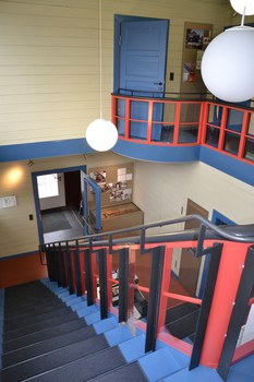 Foto zeigt das Treppenhaus.