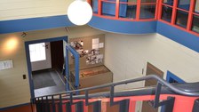 Foto zeigt das Treppenhaus.