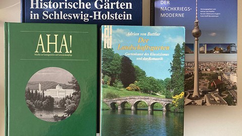 Vier Bücher, die von Adrian von Buttlar herausgegeben wurden.