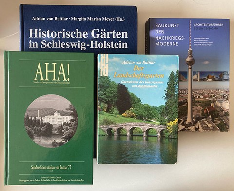 Vier Bücher, die von Adrian von Buttlar herausgegeben wurden.