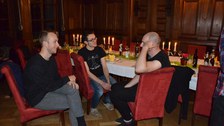 Foto zeigt Studenten im abendlicher Runde im Speisesaal des Schlosses in Thammenhain.