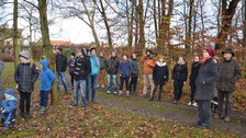 Foto zeigt die Begehung des Schlossgartens in Thammenhain mit allen Studenten und Freiwilligen des Pflegeeinsatzes.
