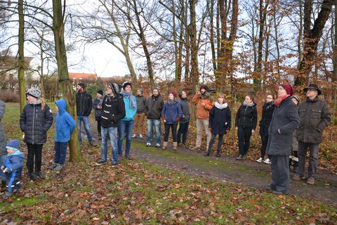 Foto zeigt die Begehung des Schlossgartens in Thammenhain mit allen Studenten und Freiwilligen des Pflegeeinsatzes.