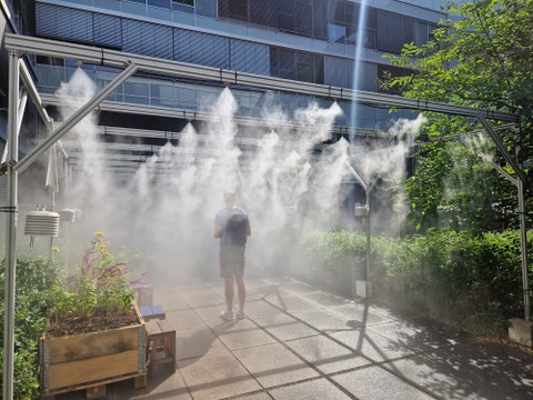 Foto der Zerstäuberanlage CHE-Bau mit Person