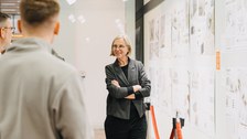 Prof. Irene Lohaus vor Ausstellungswänden