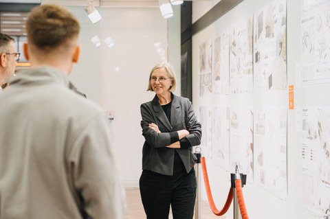 Prof. Irene Lohaus vor Ausstellungswänden