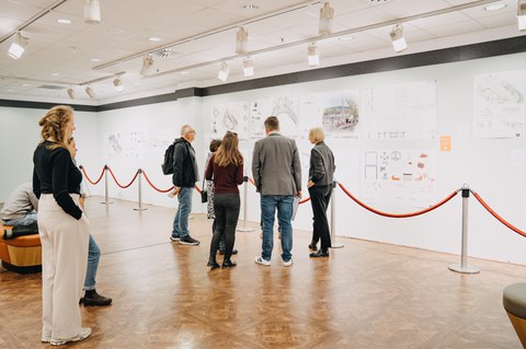 Kleingruppe vor Ausstellungswand