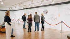 Kleingruppe vor Ausstellungswand