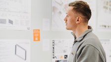 Person im Profil vor Ausstellungswand