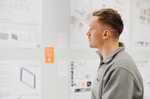 Person im Profil vor Ausstellungswand